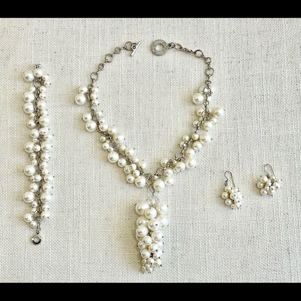 Set of pearl jewelries-necklace, earrings, bracelet.